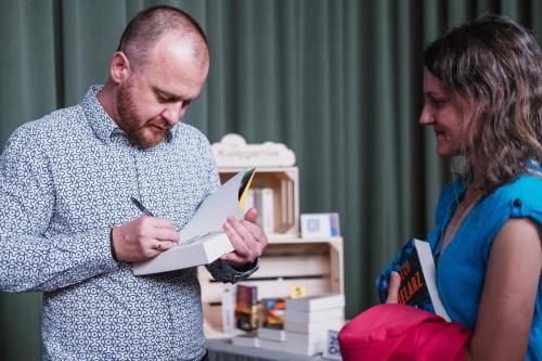 Wojciech Chmielraz podpisuje